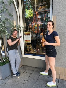 Das Schaufenster von Ruandahilfe im FAIR Weltladen Pasing